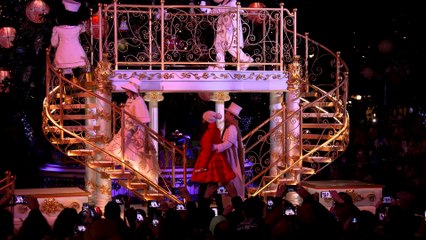 Laura Pausini chante Noël... avec Mickey !