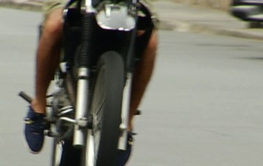 La policía capturo a dos sospechosos en una motocicleta