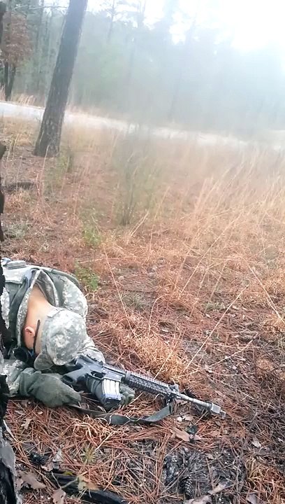 Un instructeur de l'armée choppe un soldat en train de dormir en plein exercice !