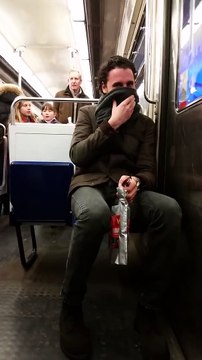 Enorme fou rire dans le métro grâce à cette chanteuse... Impossible de ne pas rire