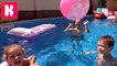 Барби в бассейне купаемся с надувными игрушками Barbie сумочка Барби и Магический Шар с блёстками
