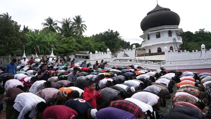 Indonésie: prière du vendredi, deux jours après le séisme