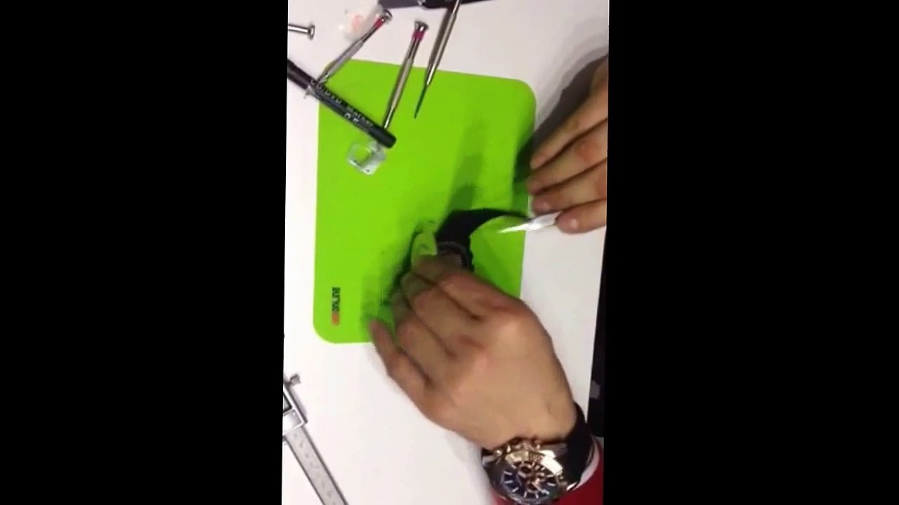 How to Replace a Battery in Emporio Armani Ceramik