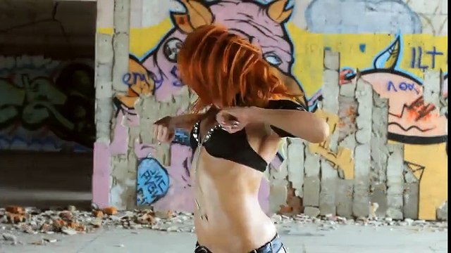 Прикольный танец! Девочка танцует! Танец на развалинах! Красивый танец девочки с магнитофоном! Танец на руинах! Прикол!
