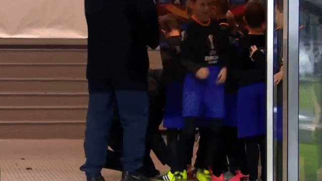 Jose Mourinho tying a child shoelaces before FK Zorya Luhansk vs Manchester United