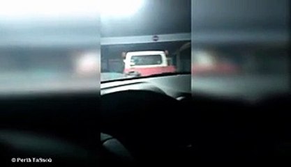 فيديو لمواطنة تبكي و هي تتحدث عن حادثة جرها وهي دخل السيارة