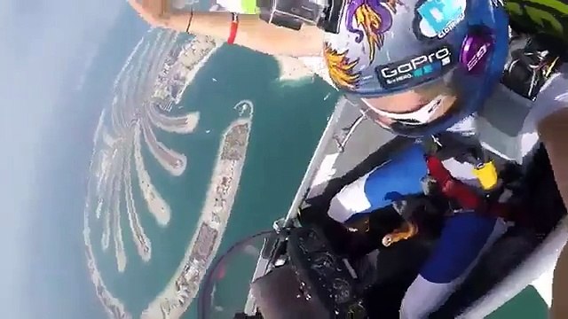 Девушка выпрыгнула из планера.Ради острых ощущений девушка отстегнула ремень безопасности и выпрыгнула из планера