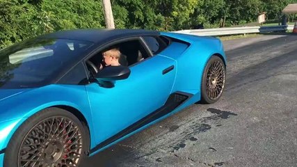 Un enfant de 11 au volant d'une Lamborghini vs Corvette C7
