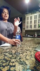 Une femme montre un tour de magie à son mari qui hallucine totalement