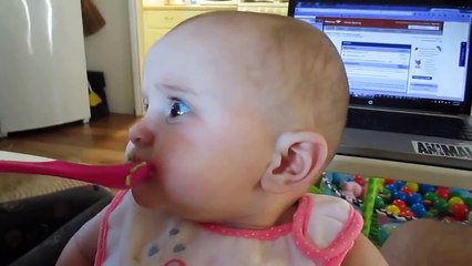 赤ちゃん、初めてベーコン食べたリアクションが可愛いすぎる！Baby , notes is too cute to eat for the first time bacon !