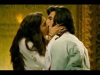 Ranveer Singh Deepika Padukone KISS Publicly!