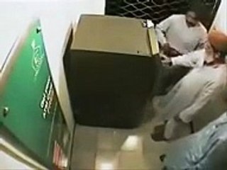 ظالموں نے ATM سے بابا جی کی پوری تنخواہ لوٹ لی