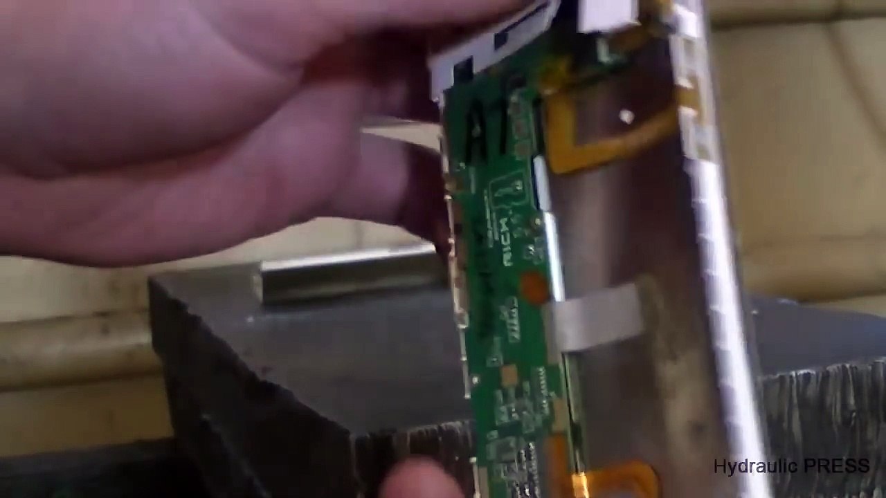 ESMAGANDO UM IPHONE COM UMA PRENSA HIDRÁULICA DE 500 TONELADAS