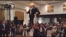 Senadores de izquierda mexicanos apalean una piñata de Trump durante una celebración-