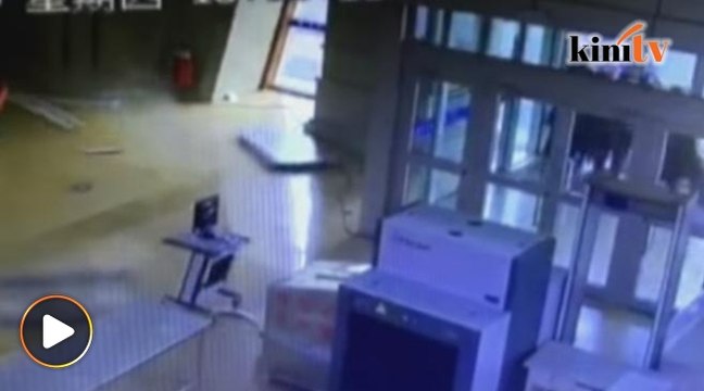 China dilanda gempa bumi, siling stesen kereta api runtuh