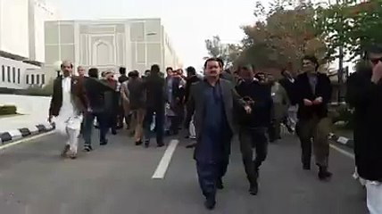 Usman Dar Gave His Shoes to Imran Khan While Coming Out For Supreme Court.