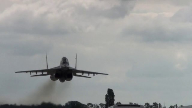 Passage d'un avion de chasse russe en rase motte !