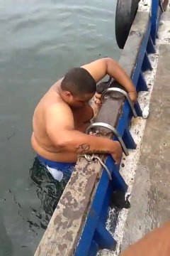 Ce gros gamin n'arrive pas à remonter sur le bateau.. LOL