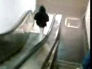 nave75 désent un escalator qui monte