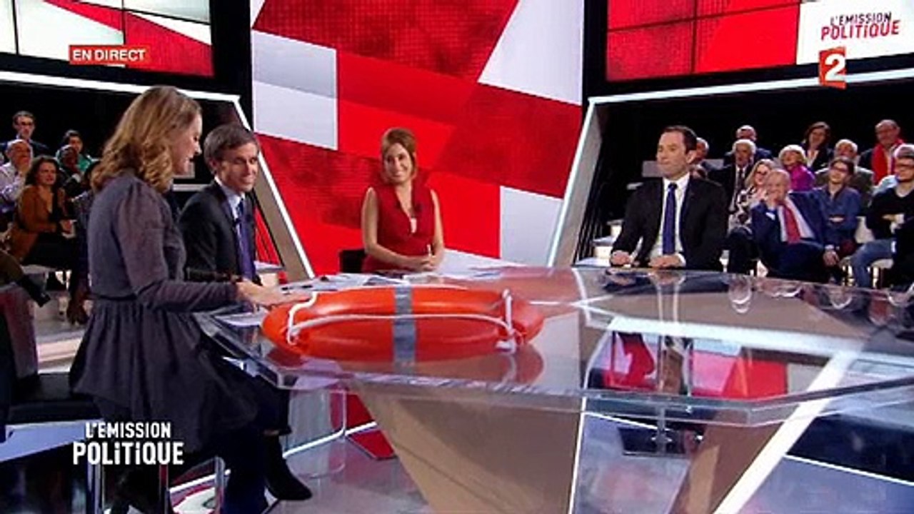Charline Vanhoenacker arrive sur le plateau de "L'émission politique" avec une bouée - Regardez
