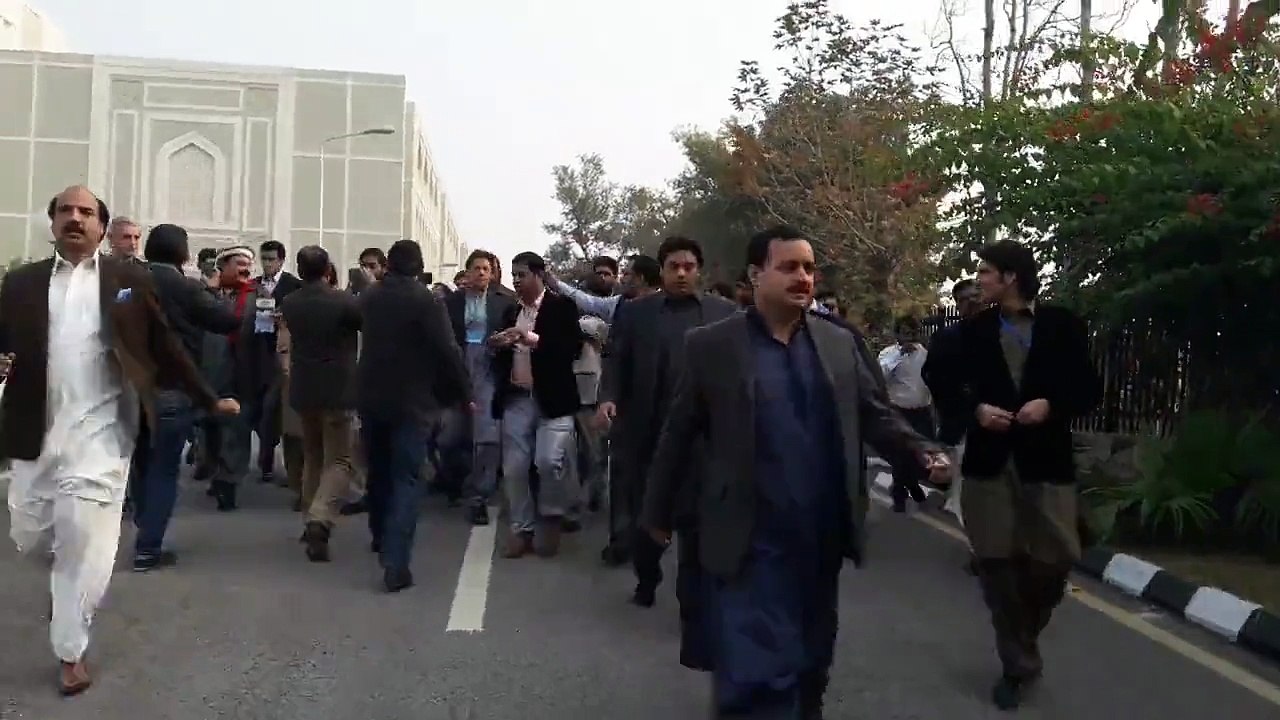 Imran Khan Shoes Broke After Panama Leaks Hearing Then  Usman Dar Offered His Shoe To Him