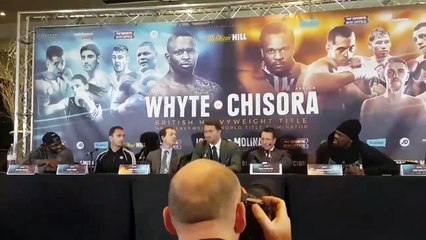 Le boxeur Dereck Chisora pète un plomb en conférence de presse et balance une table sur son adversaire