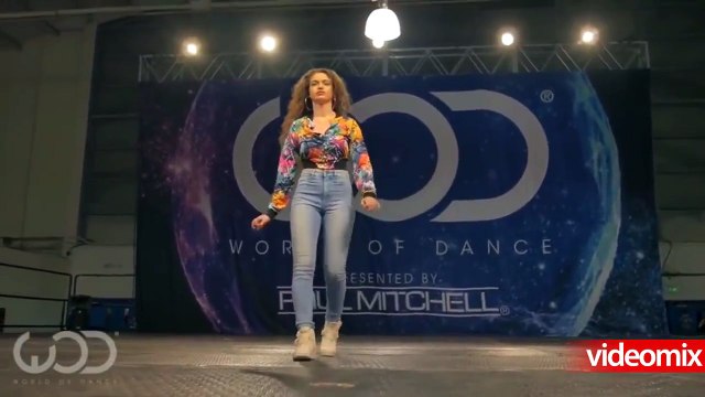 Această femeie se mișcă într-un mod de nedescris... Vei revedea acest clip iar și iar fără să te saturi.