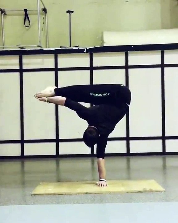 Cet homme tient sur un bras comme si c’était une position normale