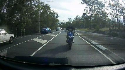 Ce mec en scooter oublie de freiner..