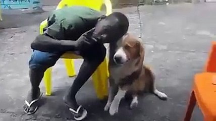 Son chien lui mord le visage devant la caméra