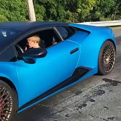 Un enfant de 11 ans fait une course au volant d'une Lamborghini