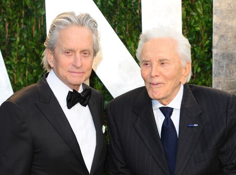 Public Buzz : Le papa de Michael Douglas, Kirk, a 100 ans : voici son secret de jouvence !