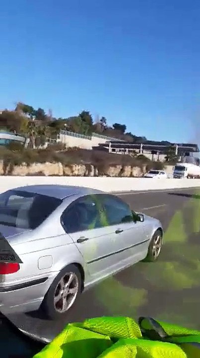 Voiture en feu sur l'A8 près de la sortie d'Antibes