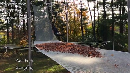 Une trapéziste tombe sur un tas de feuilles mortes