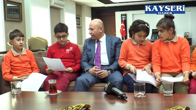 BAŞKAN ÇOLAKBAYRAKDAR MİNİK YÜREKLERİ AĞIRLADI