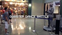 Ce mime accepte une battle avec un jeune danseur de dubstep. Vous n'en croirez pas vos yeux