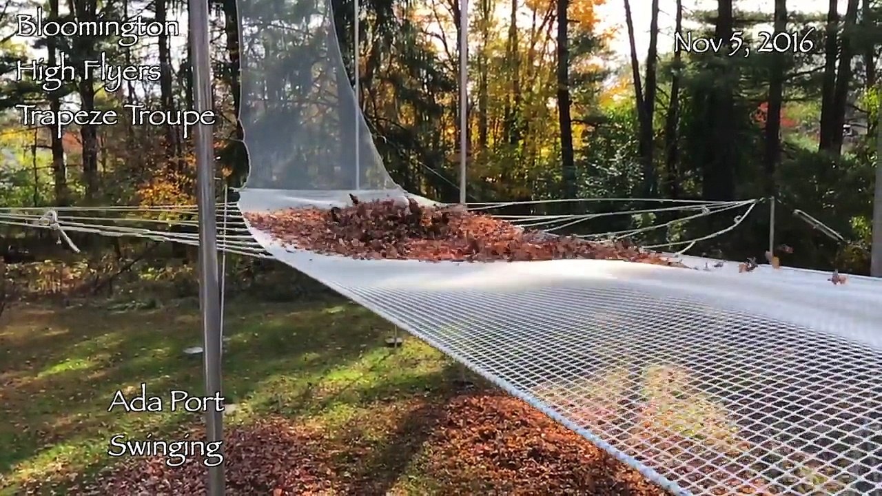 Une trapéziste tombe sur un tas de feuilles mortes