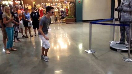Une battle de danse spectaculaire entre un jeune spectateur et un pro du mime