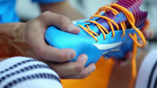 Cavani unboxes his Samba adiZero F50 boots adidas Football
