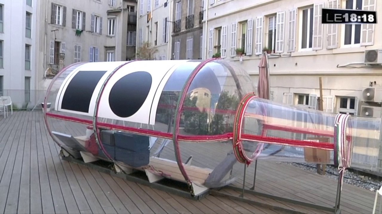 Le 18:18 - Marseille : un artiste s'enferme dans une bouteille géante pour cinq jours et cinq nuits