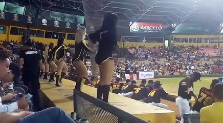 Bailarinas de las Águilas Cibaeñas vuelven a deleitar al público con sus sensuales movimientos