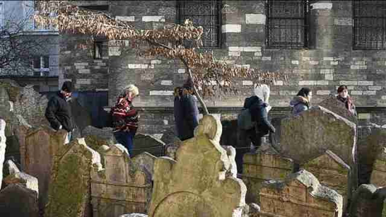 El viejo cementerio judío de Praga se digitaliza