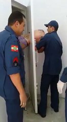 Un prisonnier tente de s'échapper de sa cellule et reste coincé dans la porte
