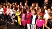 Le chanteur Pierret Perret avec les enfants de l'école qui porte son nom à Ans sur la scène du Forum de Liège