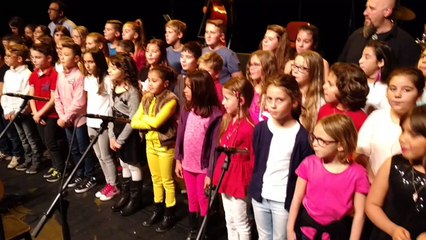 Le chanteur Pierret Perret avec les enfants de l'école qui porte son nom à Ans sur la scène du Forum de Liège