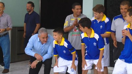 Crianças de projeto social são surpreendidas por Tite em visita ao museu da Seleção