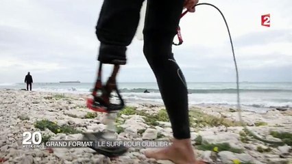Cinq ans après une attaque de requin, il remonte sur son surf
