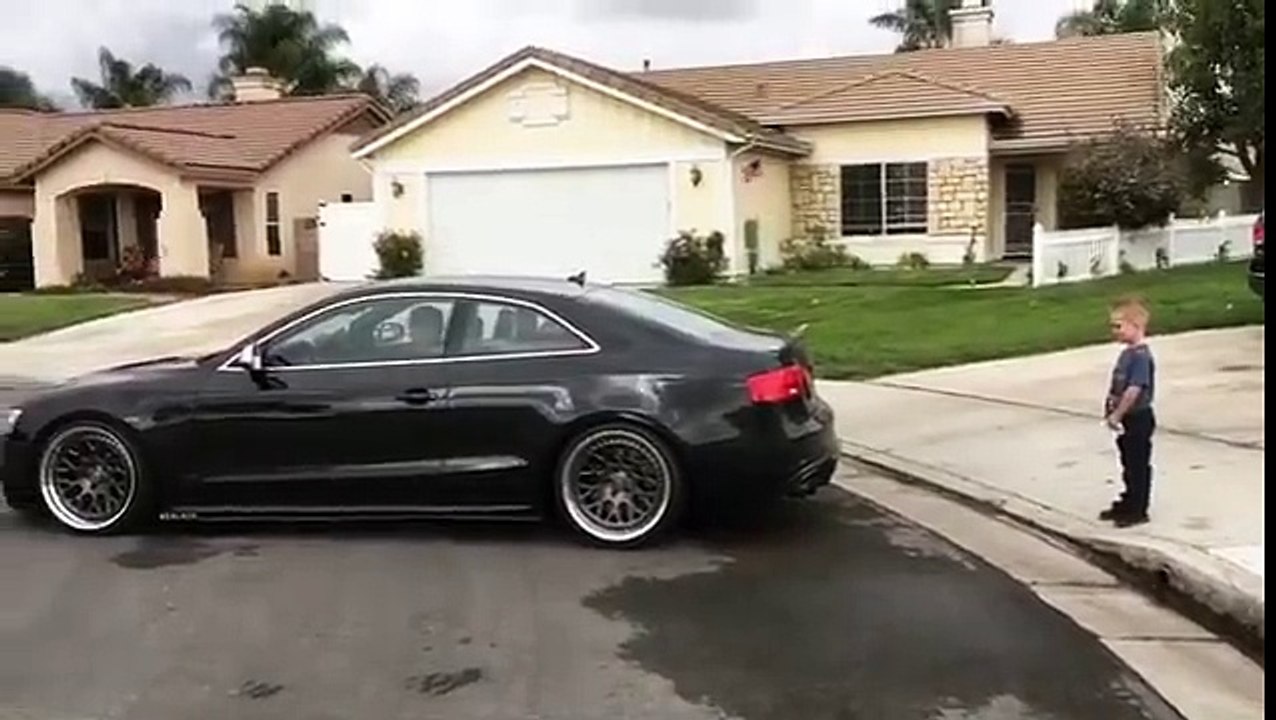 Now thats a cool dad!  Credit- @auto_kinderhaus