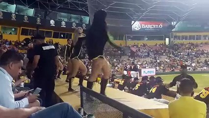 Las bailarinas de las Águilas Cibaeñas le responden con este baile al llamado de la LIDOM