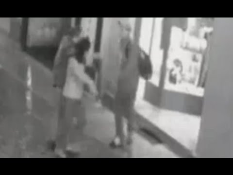 Video Biella - Imbratta vetrine e picchia una donna che lo riprende col cellulare (09.12.16)
